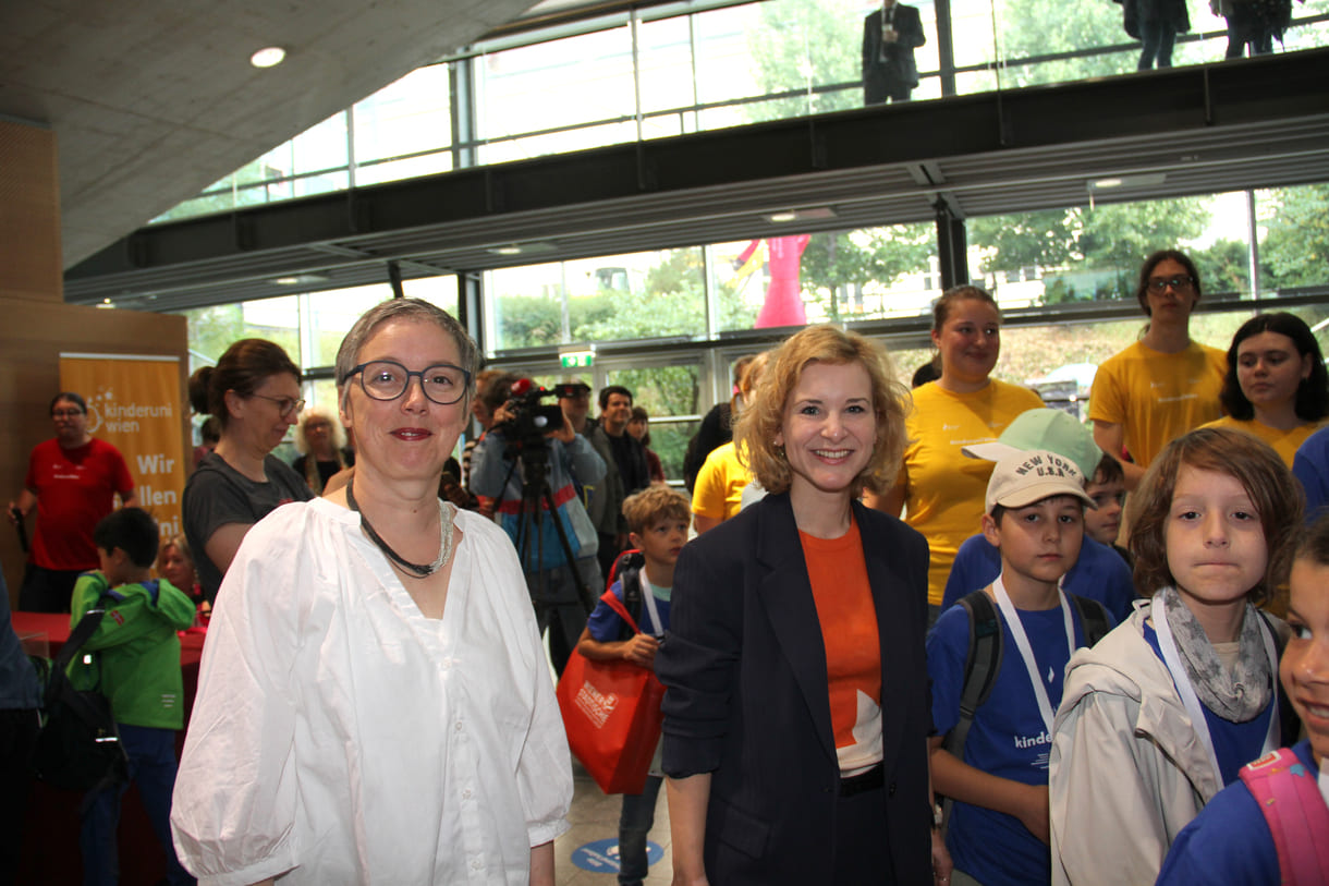 Karoline Iber (Kinderbüro der Uni Wien) und Eva-Maria Holzleitner, Ministerin u.a. für Wissenschaft und Forschung