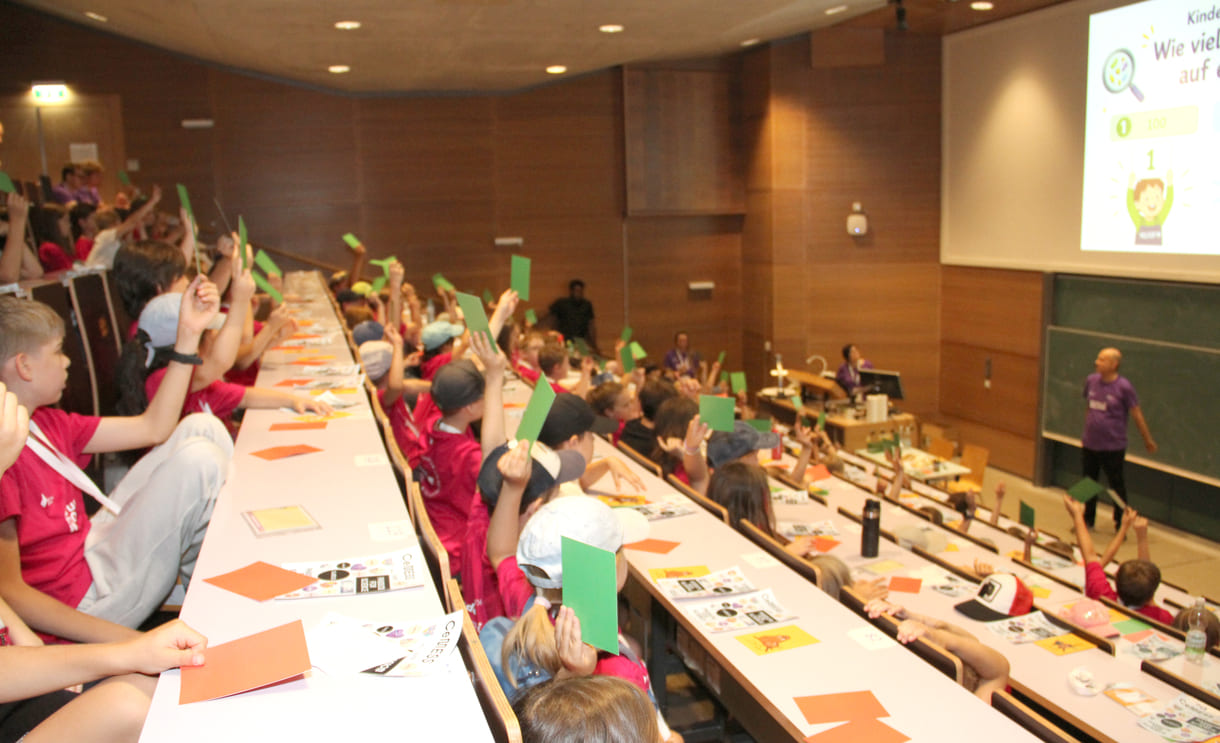 Für manche Fragen der Lehrenden gab es rote und grüne Karten zur Abstimmung
