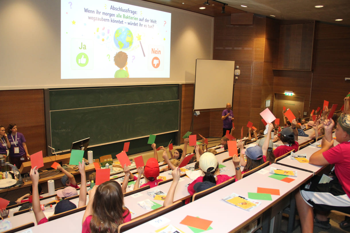 Für manche Fragen der Lehrenden gab es rote und grüne Karten zur Abstimmung