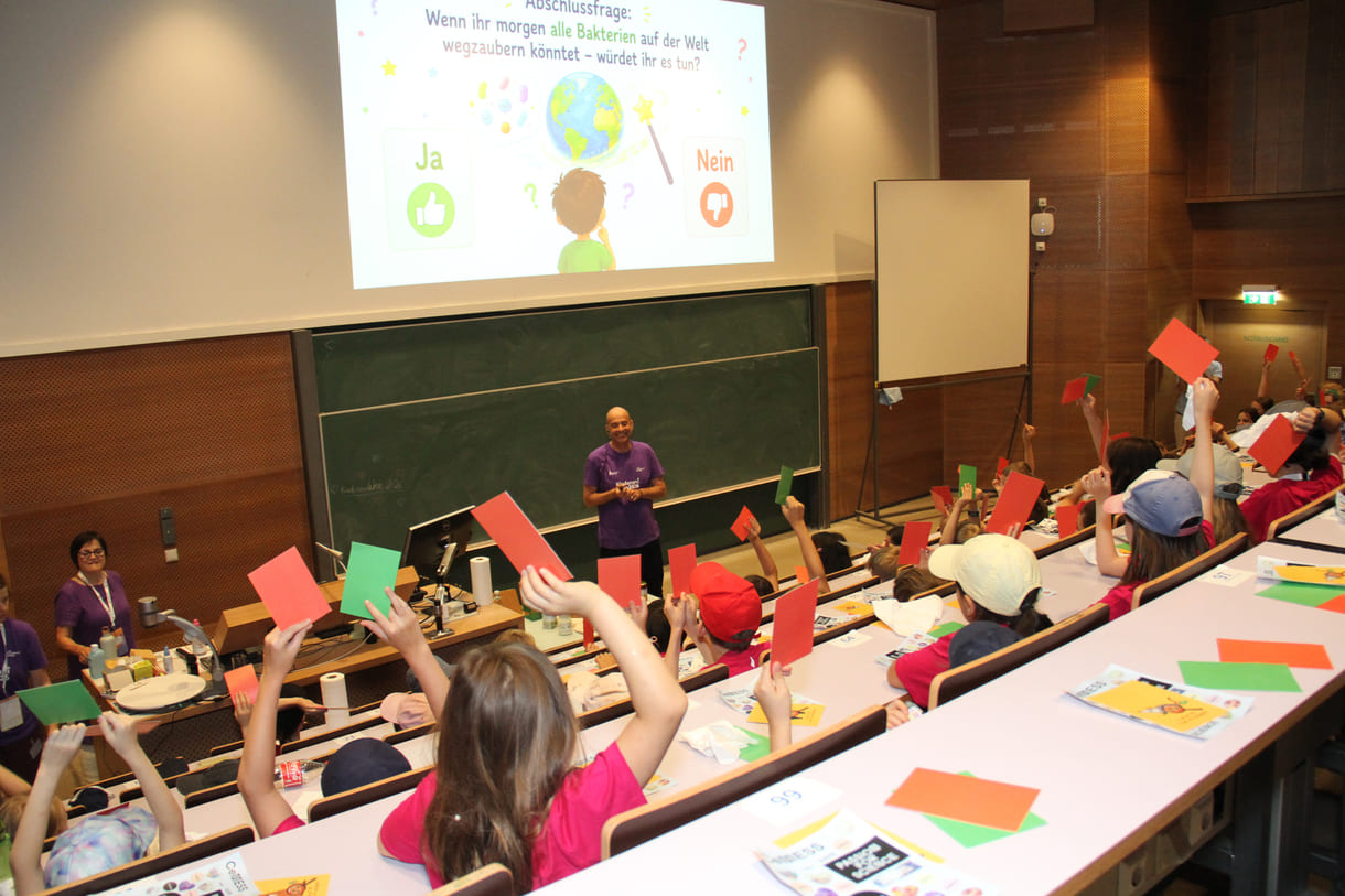 Für manche Fragen der Lehrenden gab es rote und grüne Karten zur Abstimmung