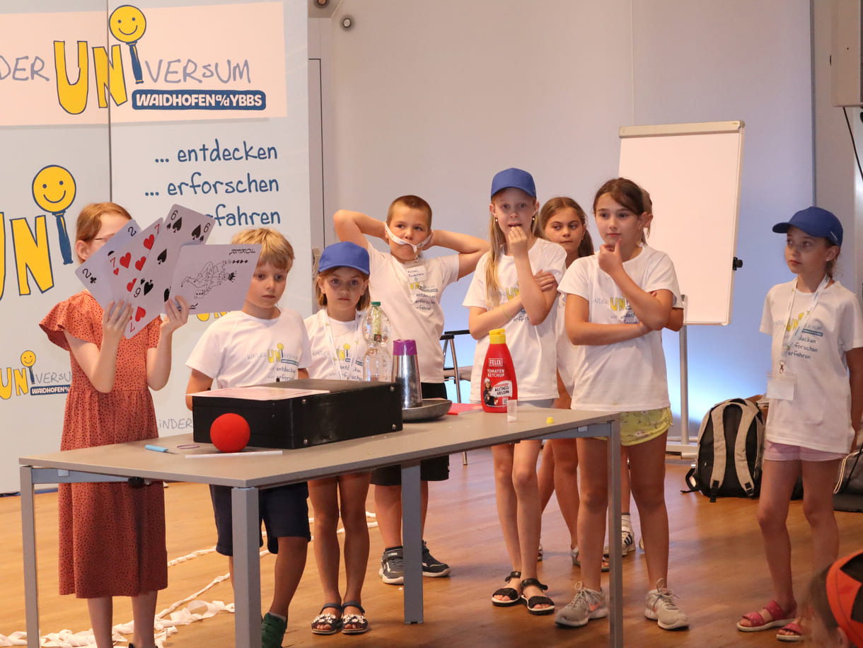 Zaubertrick mit Riesen-Spielkarten