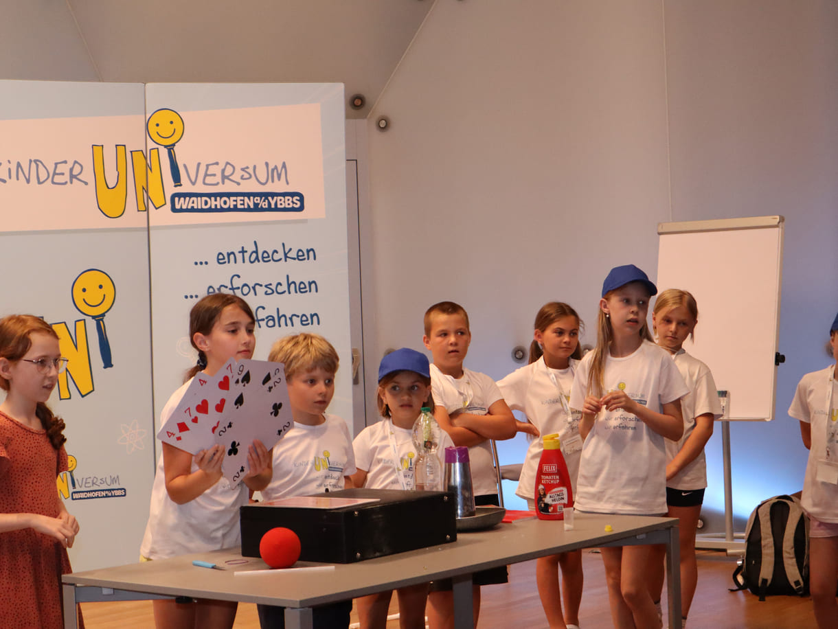 Zaubertrick mit Riesen-Spielkarten