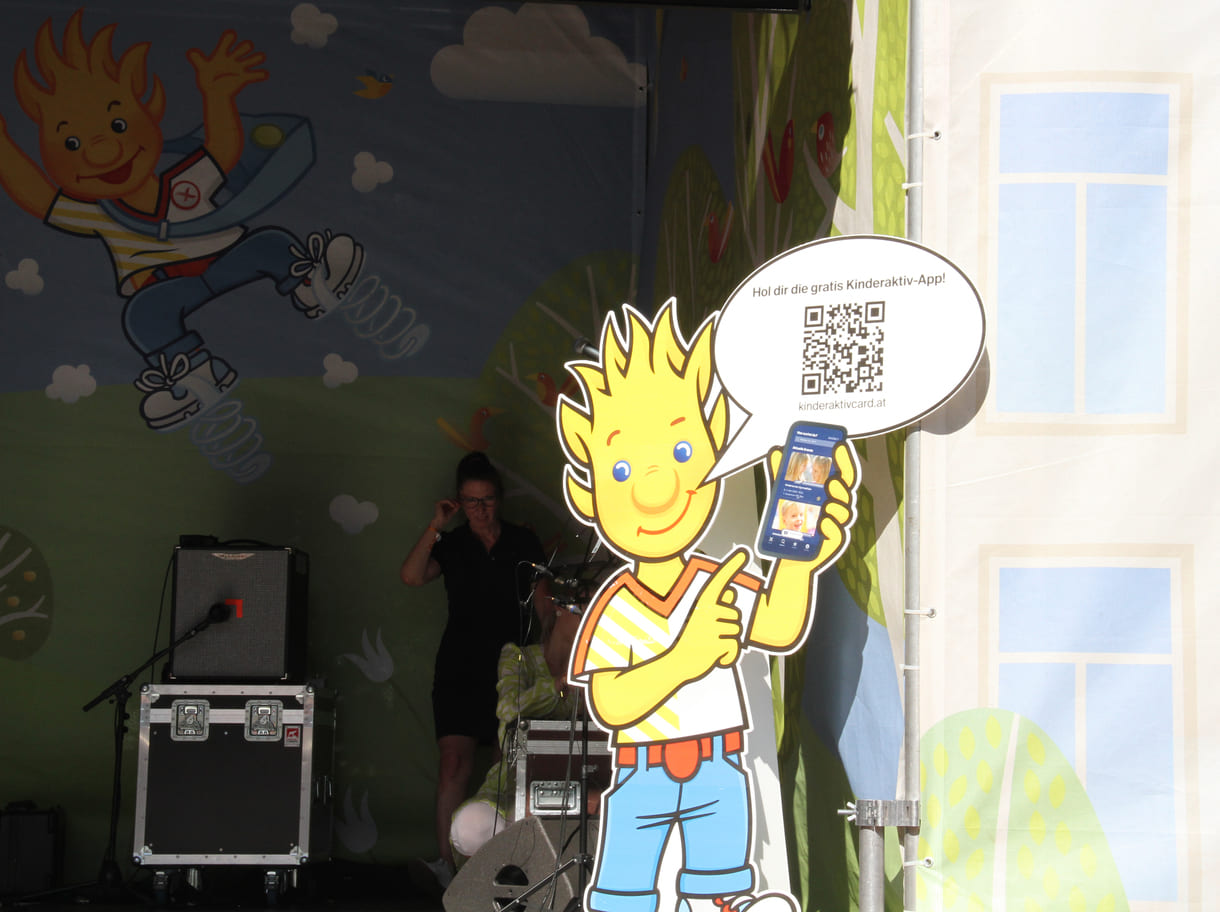 Holli auch noch aus Karton - samt QR-Code zum digitalen Ferienspielprogramm