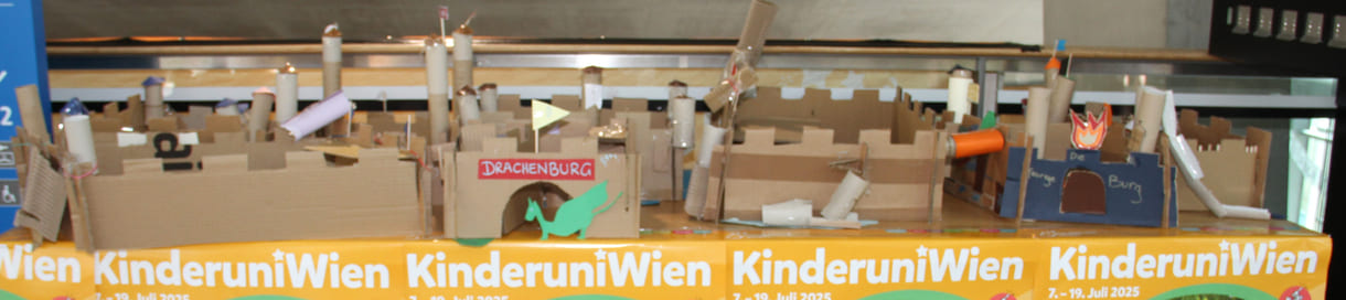 Karton-Burgen aus einer Lehrveranstaltung über Projektmanagement