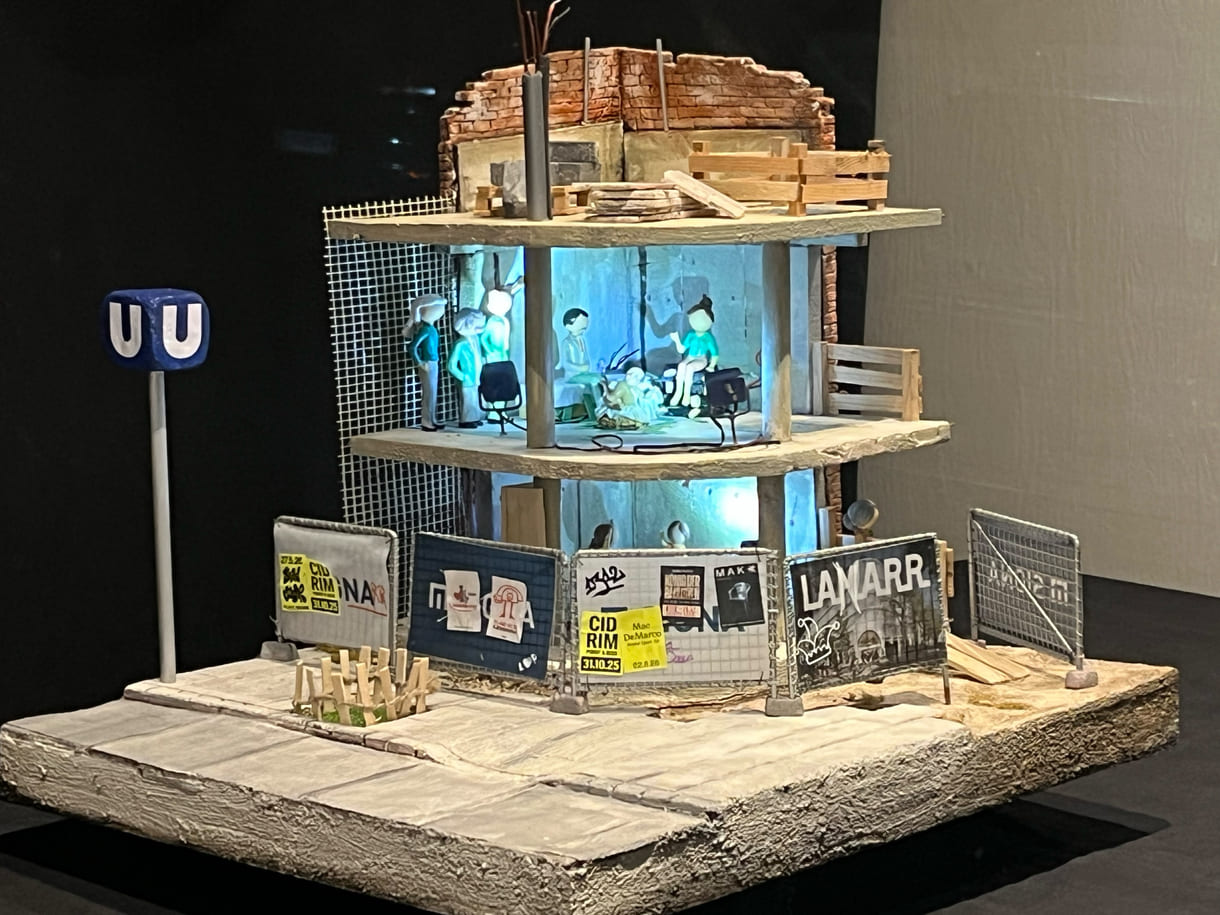 Die wohl ungwöhnlichste Weihnachtskrippe: Modell der Baustellenruine Lamarr - derzeit in einem Geschöftslokal-Schaufenster in der Burggasse