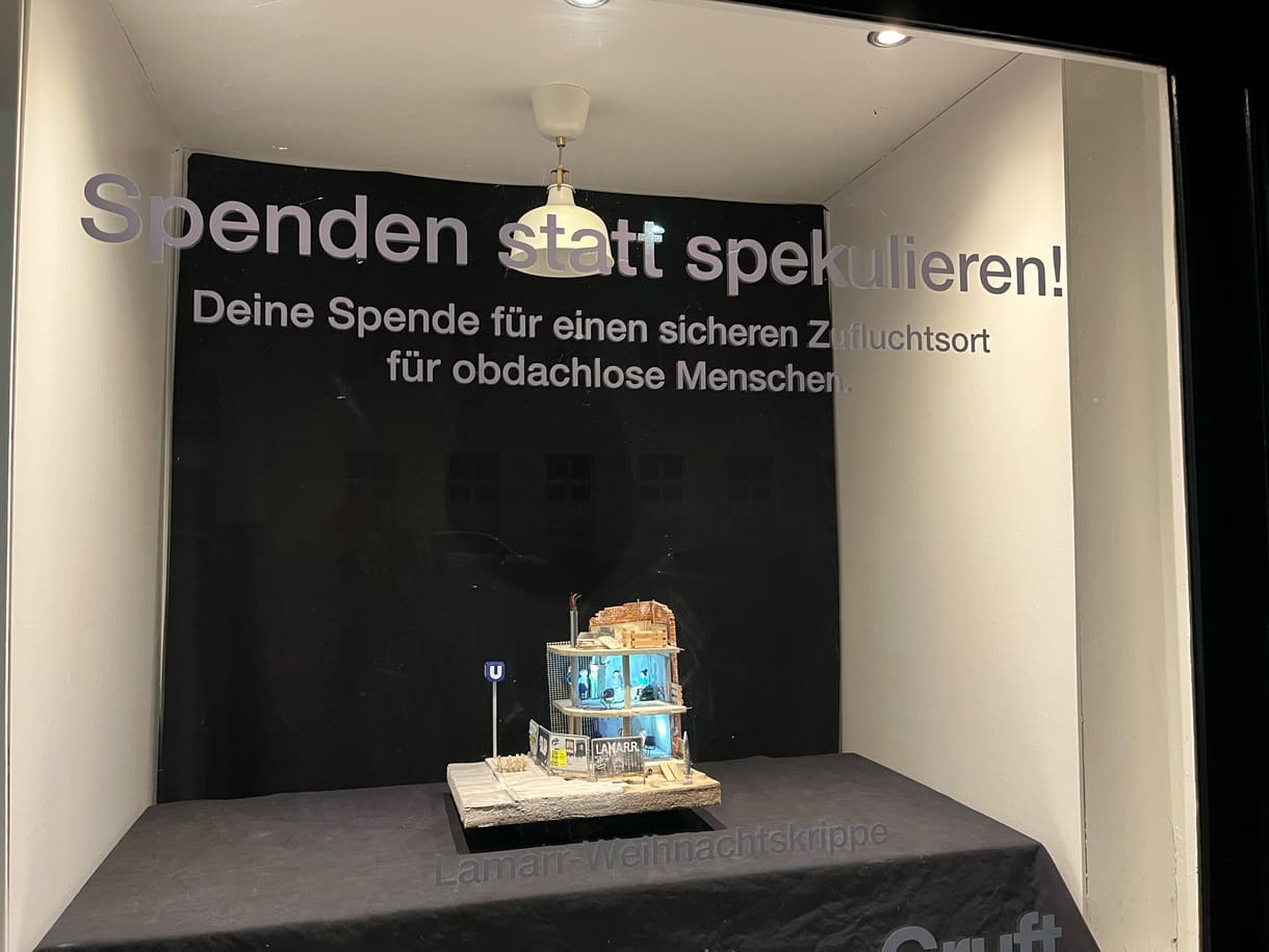 Die wohl ungwöhnlichste Weihnachtskrippe: Modell der Baustellenruine Lamarr - derzeit in einem Geschöftslokal-Schaufenster in der Burggasse