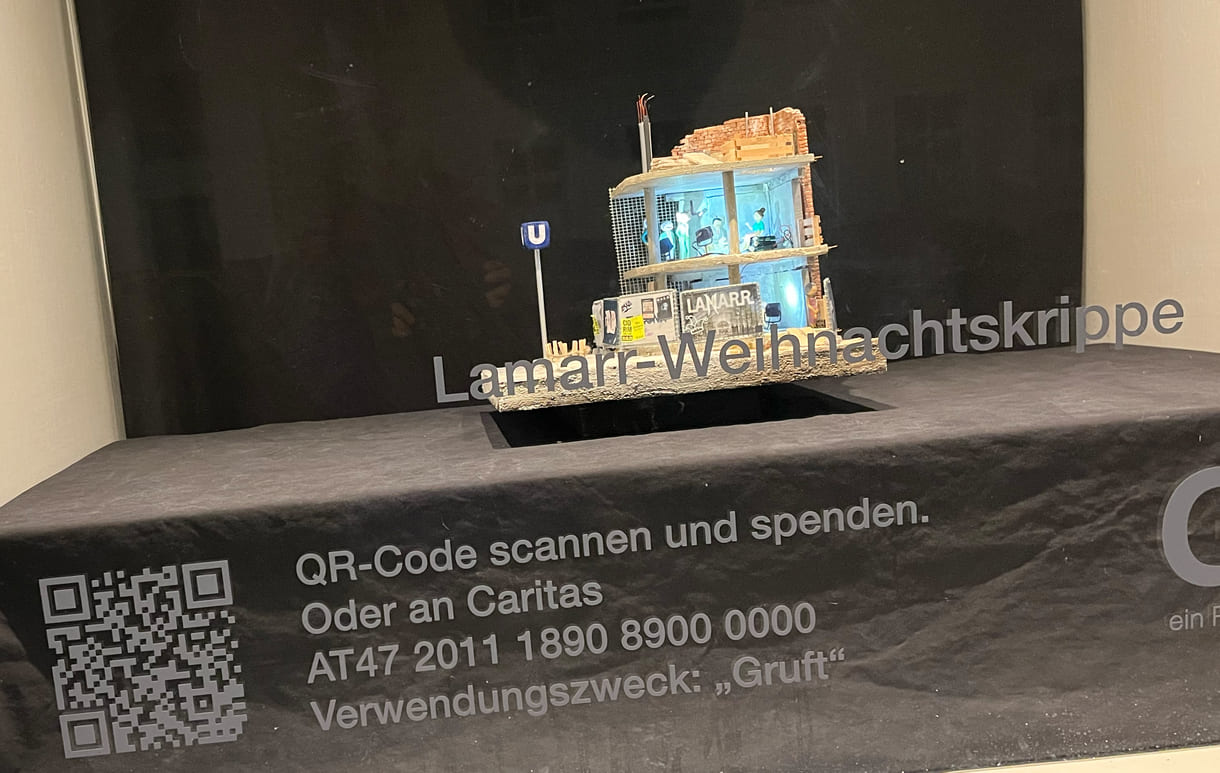 Die wohl ungwöhnlichste Weihnachtskrippe: Modell der Baustellenruine Lamarr - derzeit in einem Geschöftslokal-Schaufenster in der Burggasse