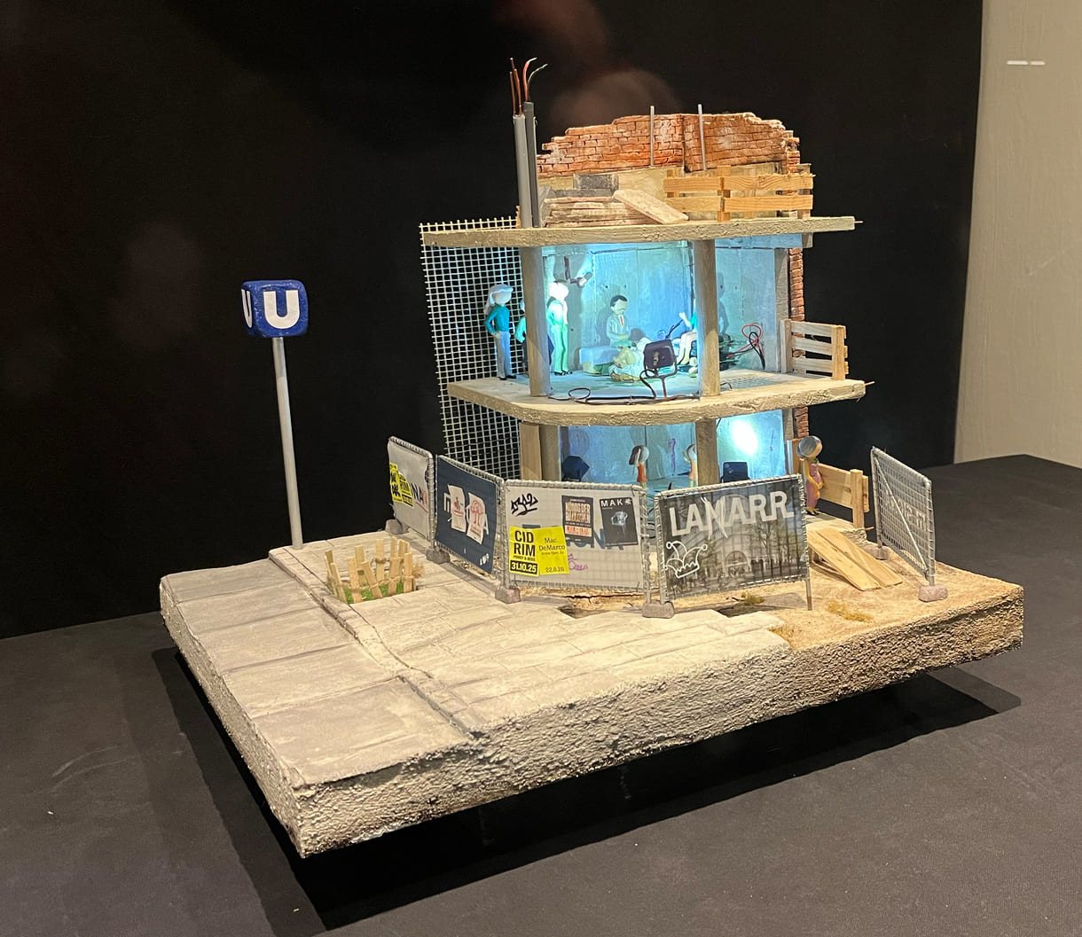 Die wohl ungwöhnlichste Weihnachtskrippe: Modell der Baustellenruine Lamarr - derzeit in einem Geschöftslokal-Schaufenster in der Burggasse