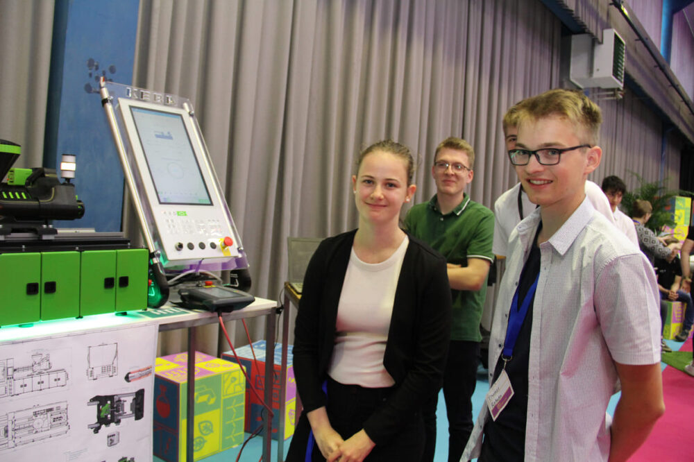 Viktoria Mahringer, Tobias Mittermair, Thomas Rabeder und Elias Reisinger erklären ihren Spritzgussmaschinen-Simulator