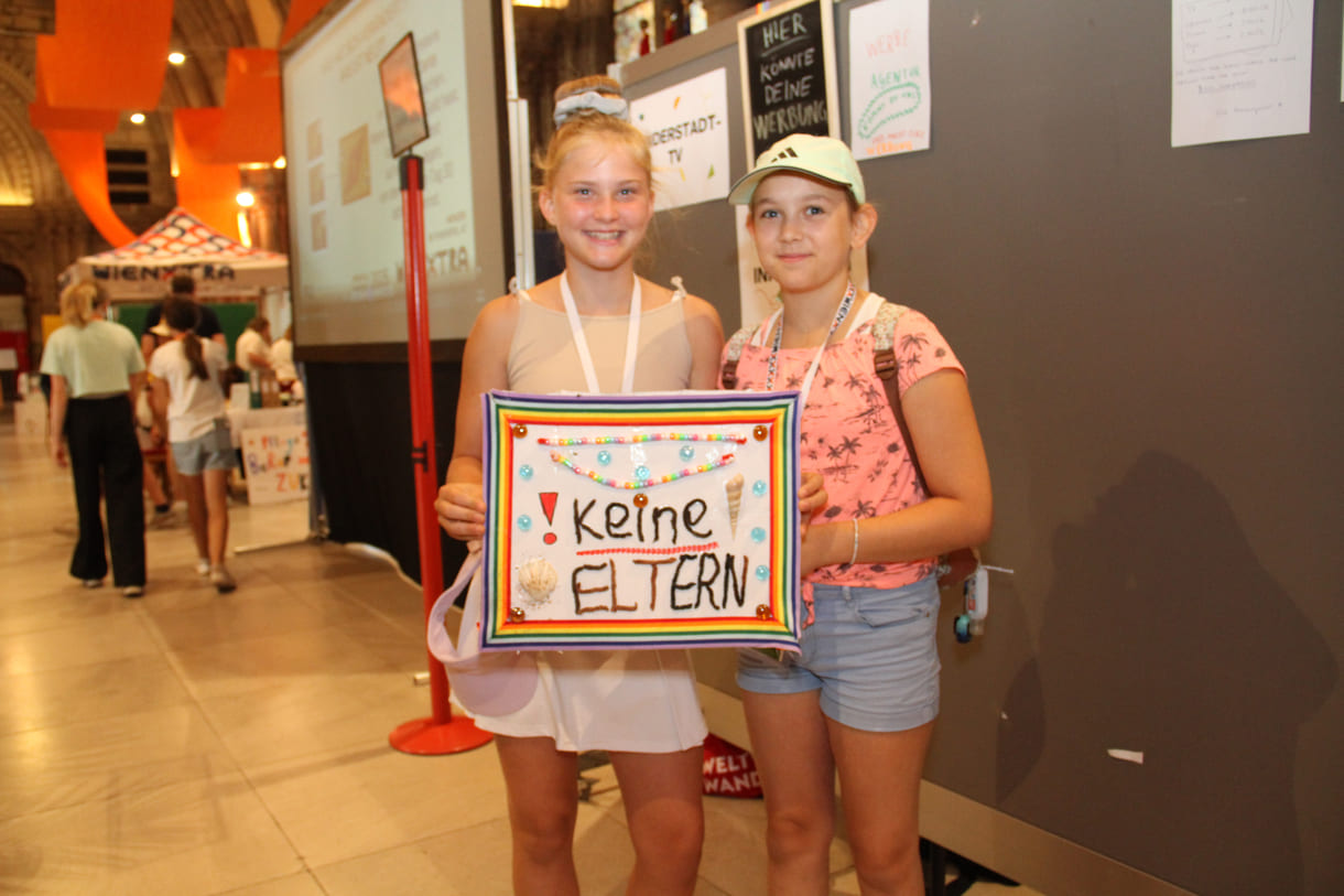 Bastelten ein sehr attraktives Plakat, das den Erwachsenen zeigen soll: Das ist eine Kinderstadt!