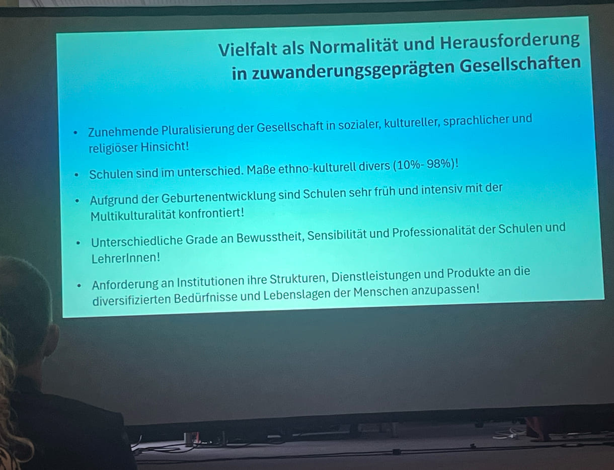 Folie des Soziologen Kenan Güngör zu Schule im Kontext von Migration und Diversität
