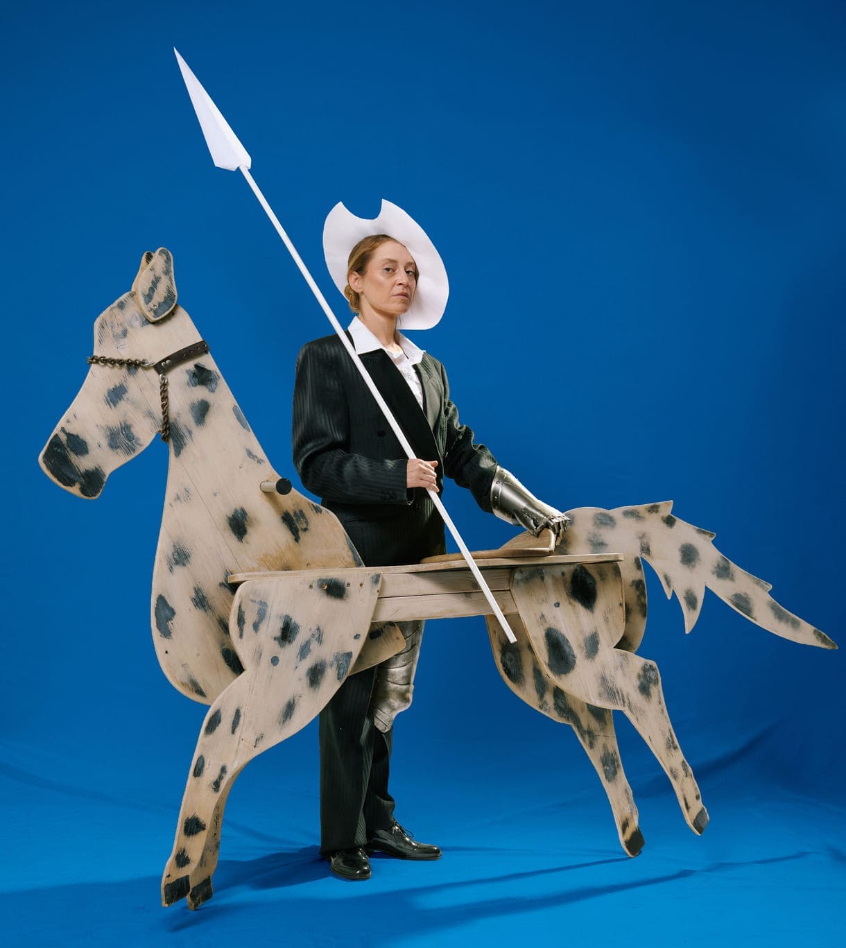 Grafisch bearbeitetes Foto als Ankündigung für das Stück "Quixote": Schauspielerin Barča Baxant mit stilisiertem Holzpferd, Hut und Lanze