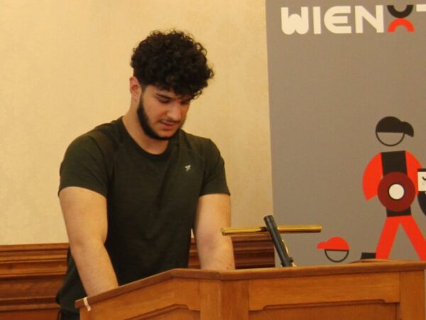 Khaled Ibrahimi aus der PTS/FMS Wien 22 bei seiner Rede