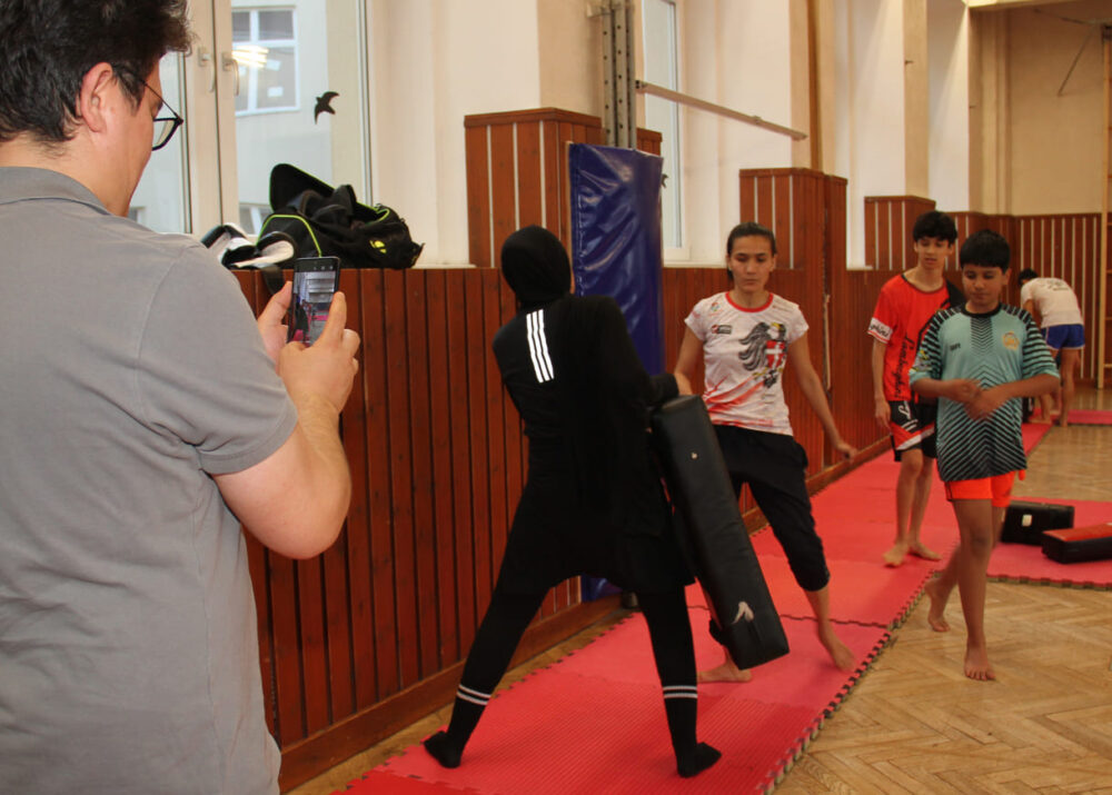 Shokat Walizadeh filmt mit dem Handy Teile des Kickbox-Trainings