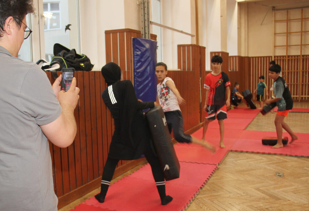 Shokat Walizadeh filmt mit dem Handy Teile des Kickbox-Trainings