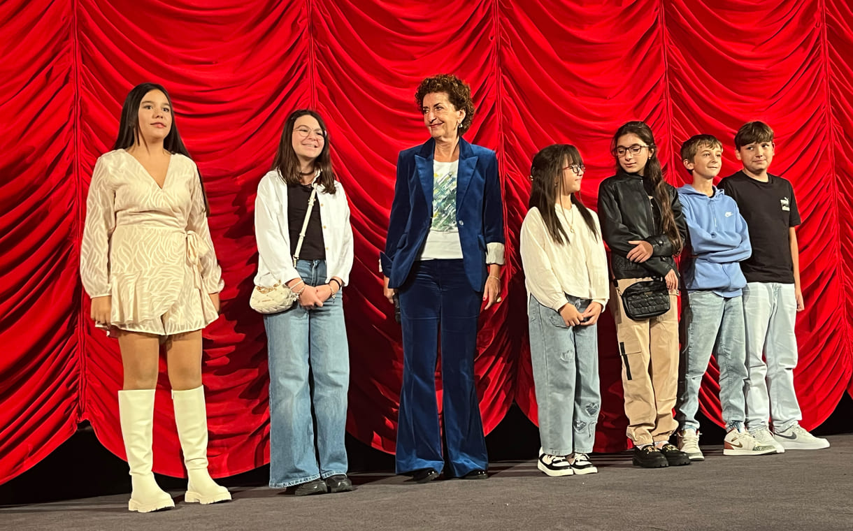 Gruppenfoto der bei der premiere anwesenden Kinder aus dem Film mit Lehrerin und der Regisseurin