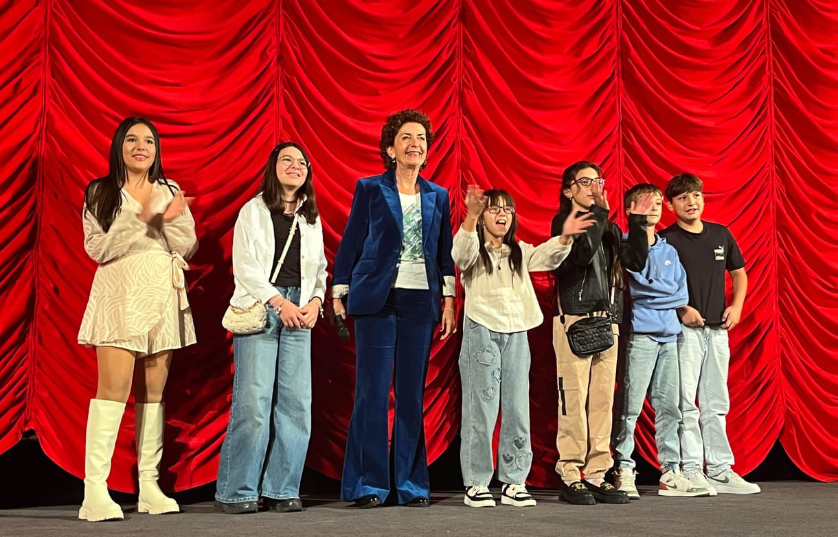 Bei der Premiere anwesende Kinder aus dem Film mit Lehrerin und der Regisseurin