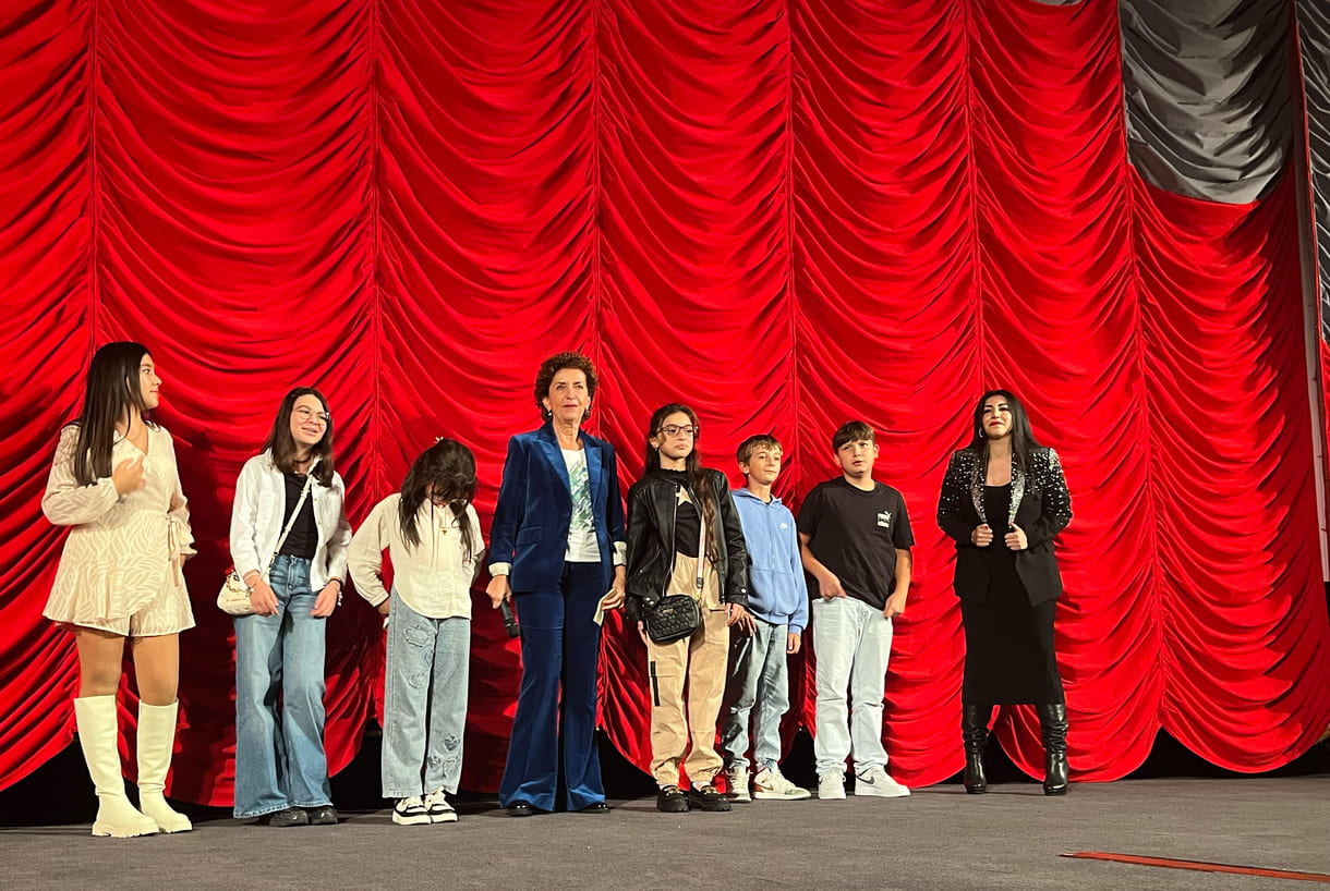 Bei der Premiere anwesende Kinder aus dem Film mit Lehrerin und der Regisseurin