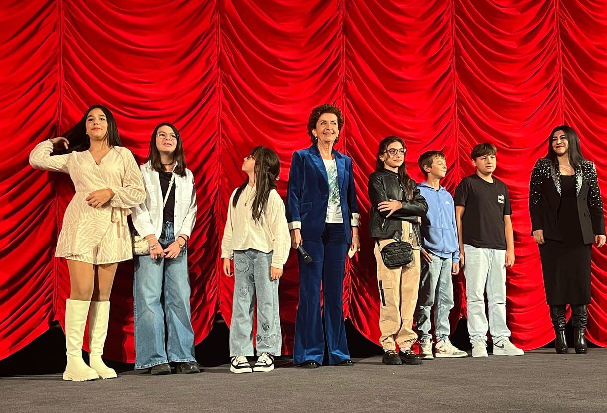 Bei der Premiere anwesende Kinder aus dem Film mit Lehrerin und der Regisseurin