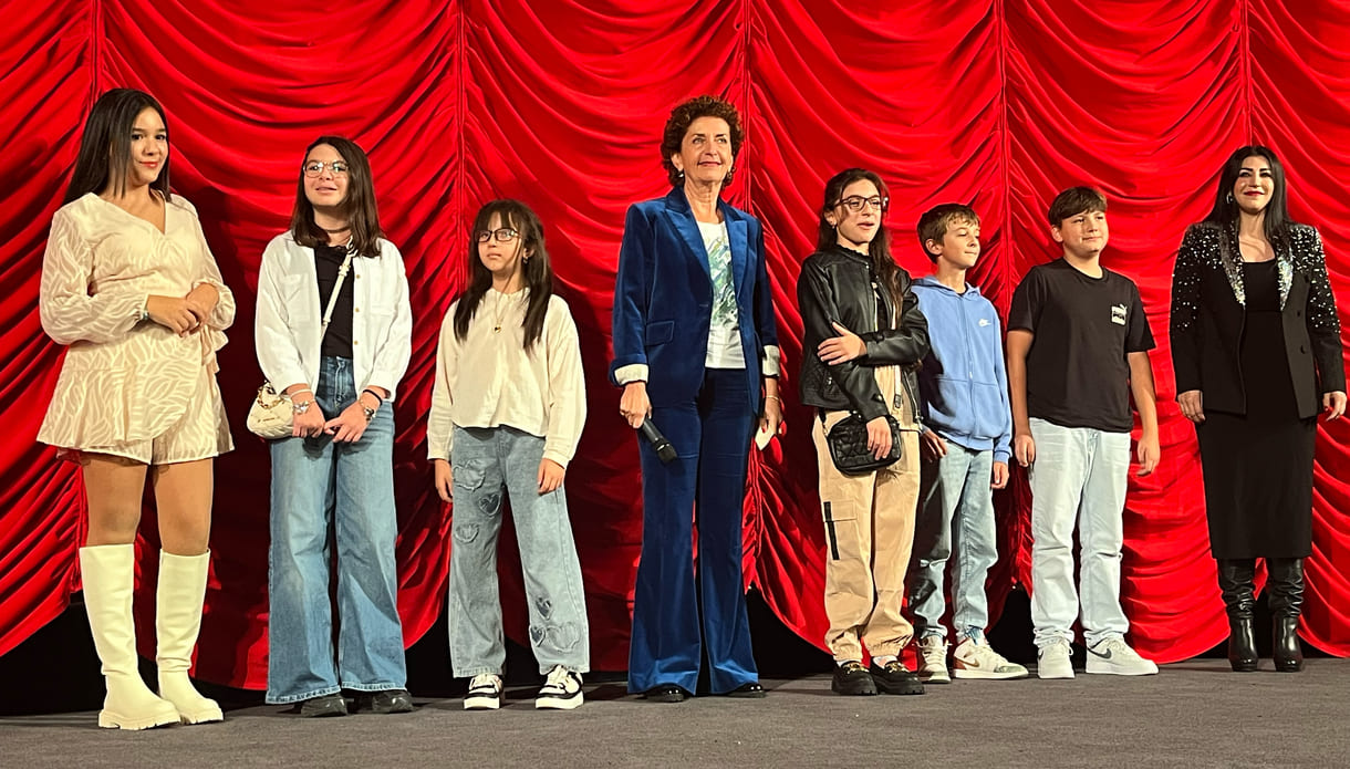 Bei der Premiere anwesende Kinder aus dem Film mit Lehrerin und der Regisseurin