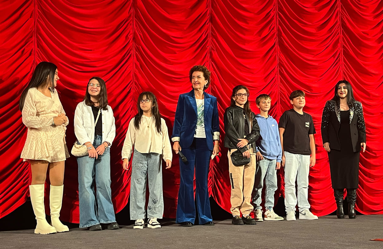 Bei der Premiere anwesende Kinder aus dem Film mit Lehrerin und der Regisseurin