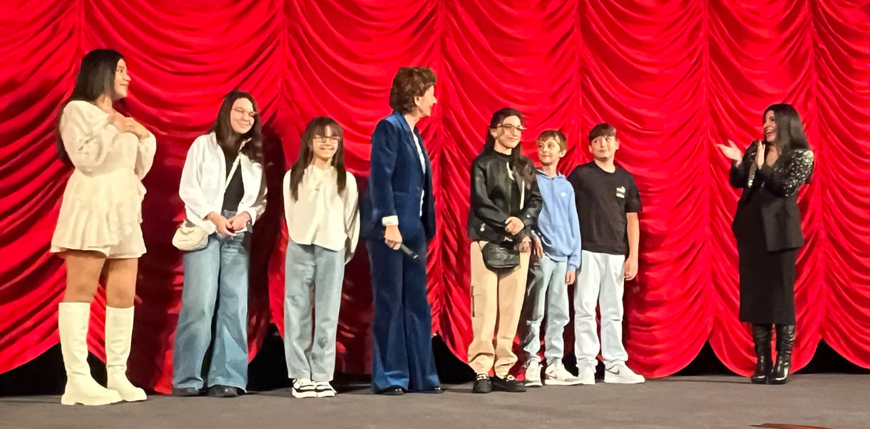 Bei der Premiere anwesende Kinder aus dem Film mit Lehrerin und der Regisseurin