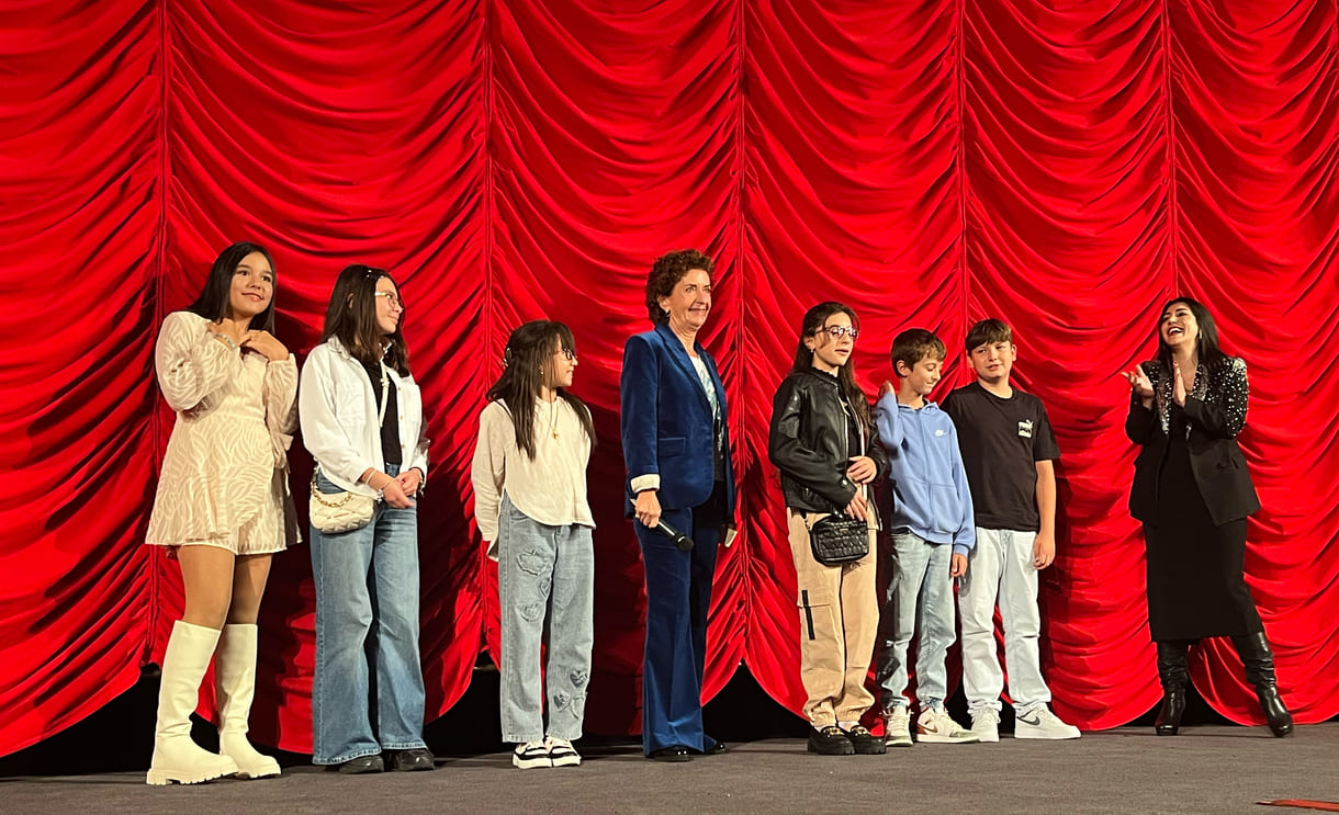 Bei der Premiere anwesende Kinder aus dem Film mit Lehrerin und der Regisseurin