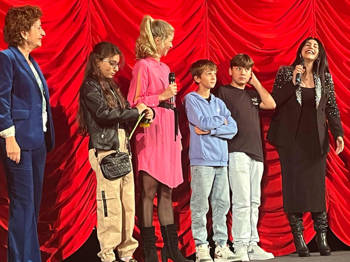 Bei der Premiere anwesende Kinder aus dem Film mit Lehrerin und der Regisseurin