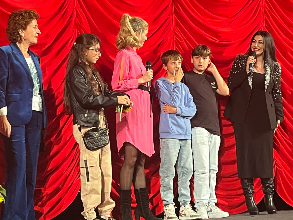 Bei der Premiere anwesende Kinder aus dem Film mit Lehrerin und der Regisseurin