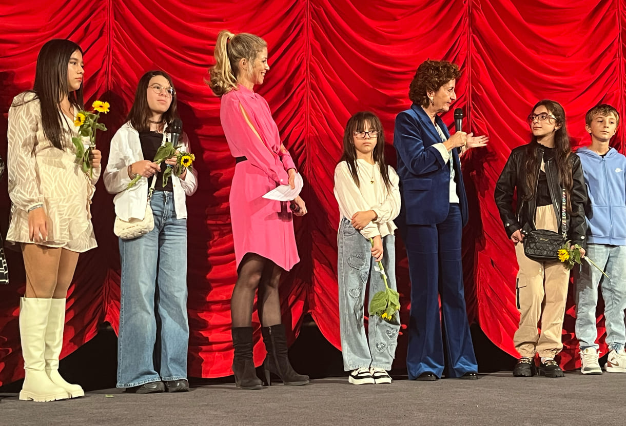 Bei der Premiere anwesende Kinder aus dem Film mit Lehrerin und der Regisseurin