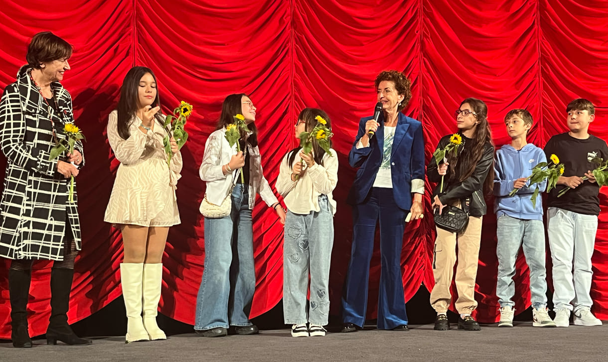 Bei der Premiere anwesende Kinder aus dem Film mit Lehrerin und der Regisseurin sowie Mitglieder des Filmteams