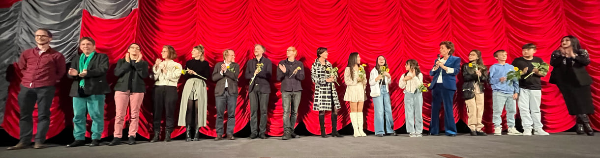 Bei der Premiere anwesende Kinder aus dem Film mit Lehrerin und der Regisseurin sowie Mitglieder des Filmteams