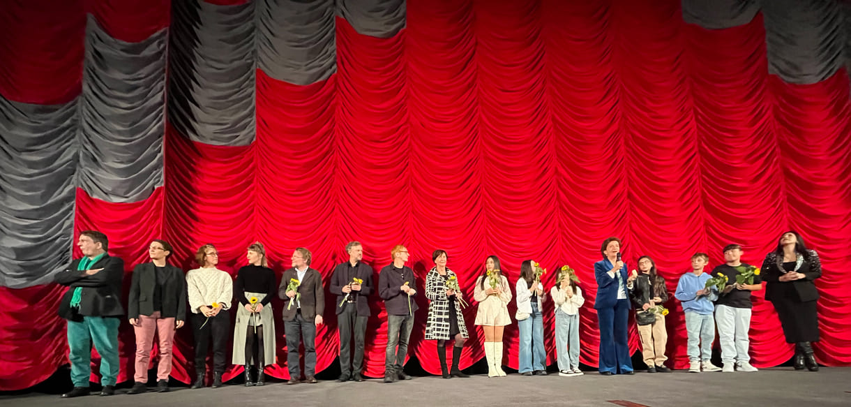 Bei der Premiere anwesende Kinder aus dem Film mit Lehrerin und der Regisseurin sowie Mitglieder des Filmteams