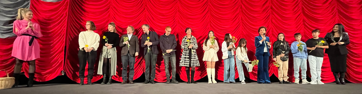 Bei der Premiere anwesende Kinder aus dem Film mit Lehrerin und der Regisseurin sowie Mitglieder des Filmteams