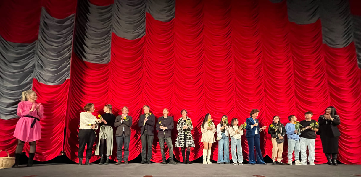 Bei der Premiere anwesende Kinder aus dem Film mit Lehrerin und der Regisseurin sowie Mitglieder des Filmteams