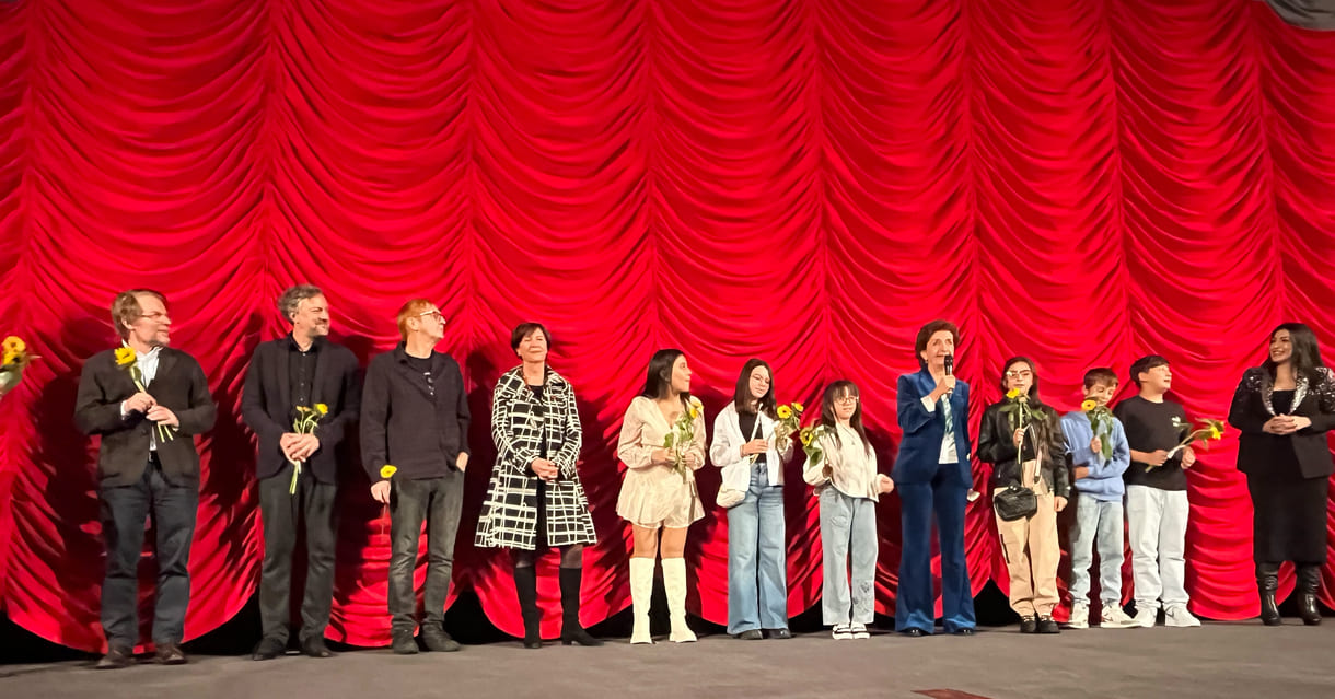 Bei der Premiere anwesende Kinder aus dem Film mit Lehrerin und der Regisseurin sowie Mitglieder des Filmteams