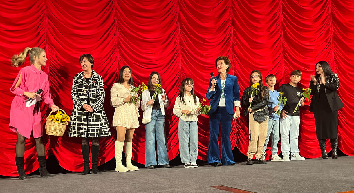 Bei der Premiere anwesende Kinder aus dem Film mit Lehrerin und der Regisseurin sowie Mitglieder des Filmteams