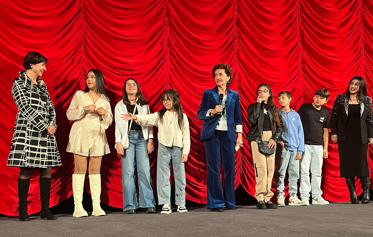 Bei der Premiere anwesende Kinder aus dem Film mit Lehrerin und der Regisseurin sowie Mitglieder des Filmteams