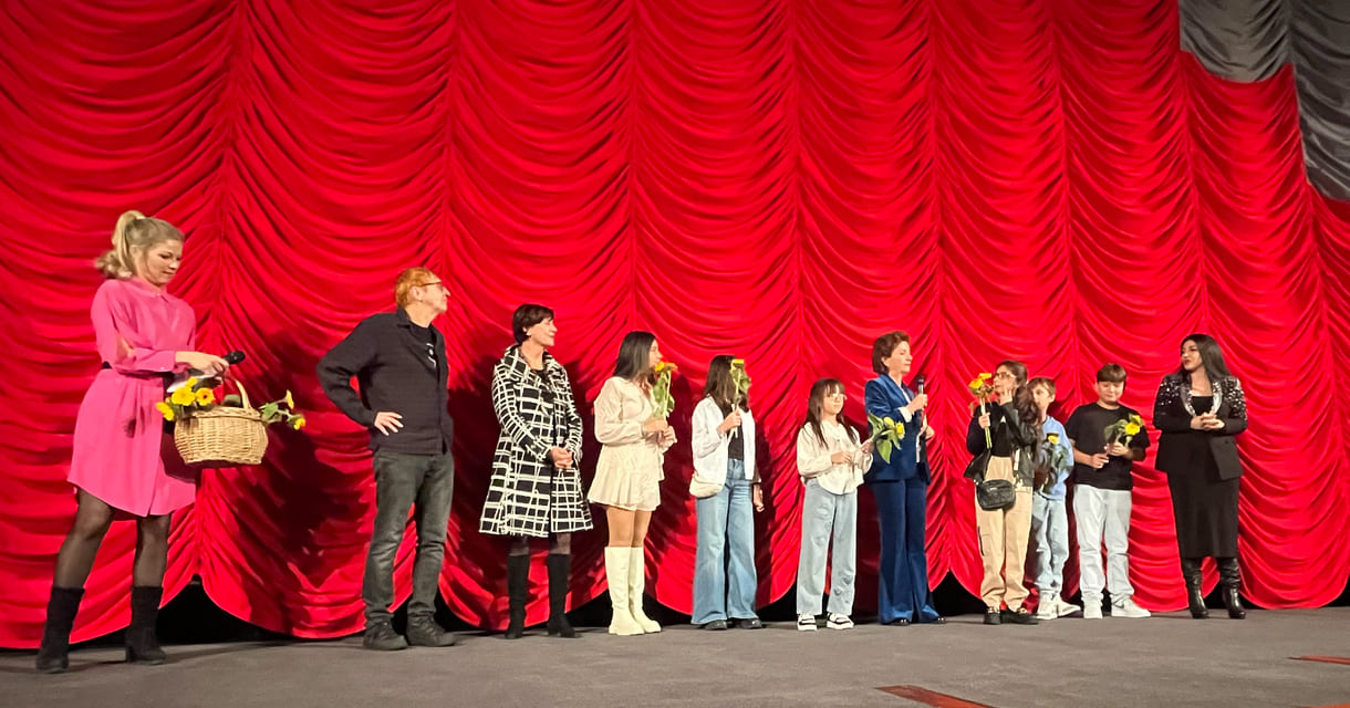 Bei der Premiere anwesende Kinder aus dem Film mit Lehrerin und der Regisseurin sowie Mitglieder des Filmteams