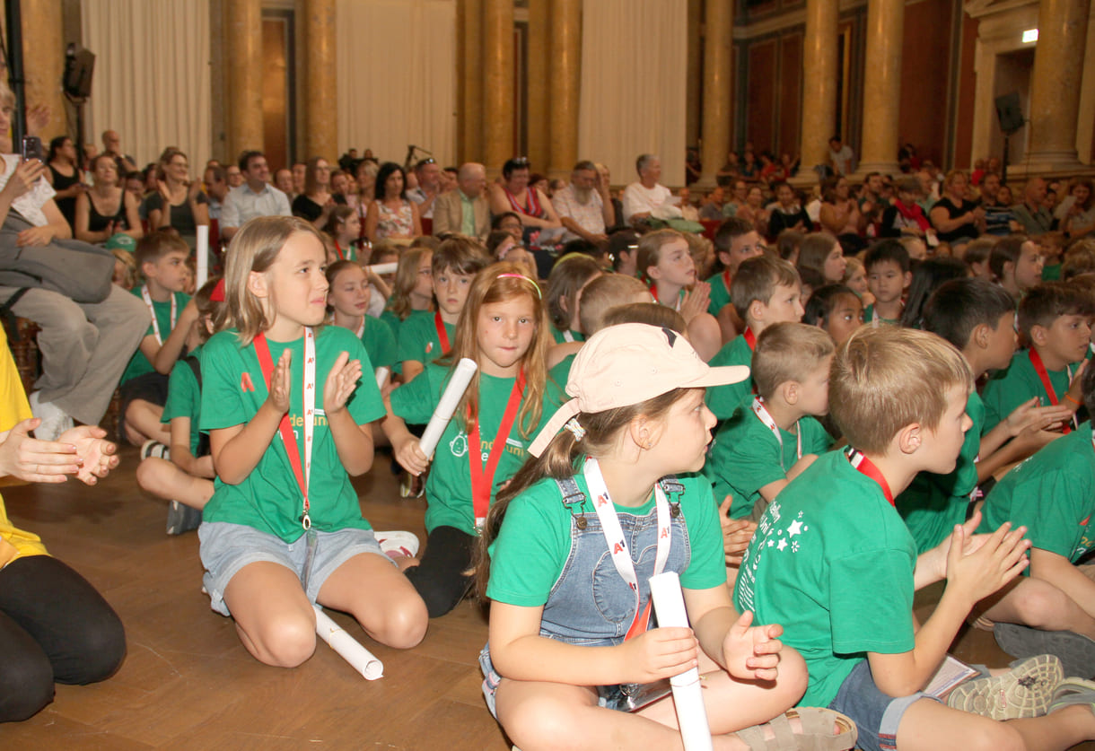 Kids knapp vor der Titelverleihung