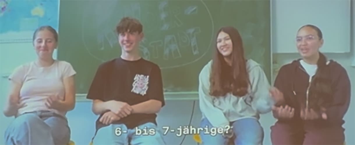 Schüler:innen aus den Videos, in denen sie über die Stücktexte und die themen dahinter sprachen