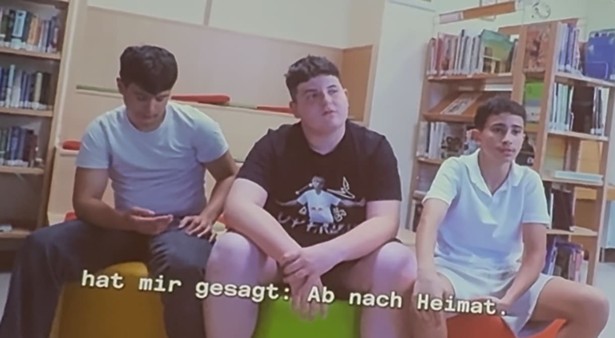 Schüler:innen aus den Videos, in denen sie über die Stücktexte und die themen dahinter sprachen