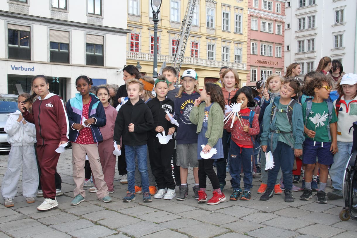 Friedensbewegte Kinder und Jugendliche in der Wiener Innenstadt