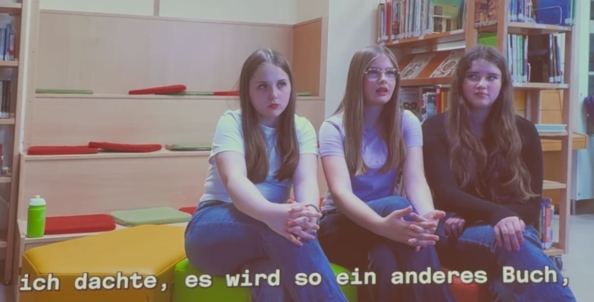 Schüler:innen aus den Videos, in denen sie über die Stücktexte und die themen dahinter sprachen