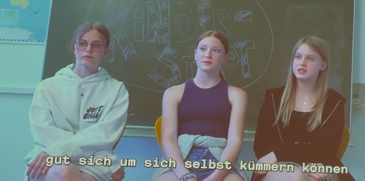 Schüler:innen aus den Videos, in denen sie über die Stücktexte und die themen dahinter sprachen