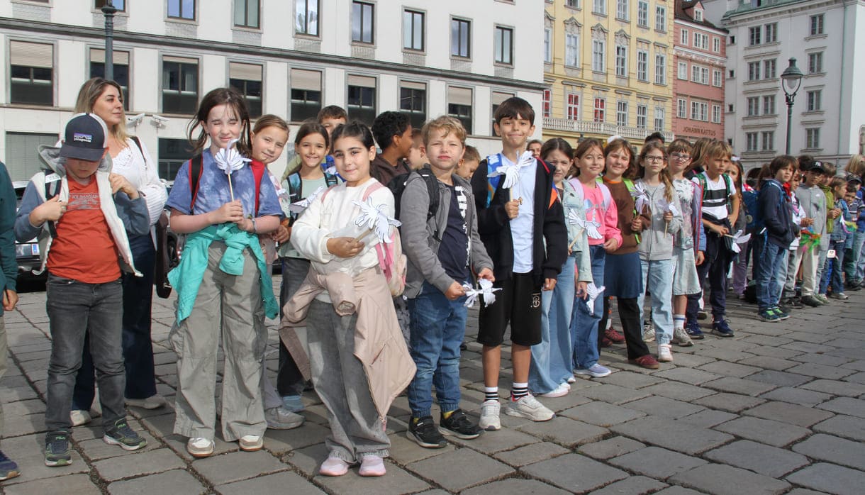 Friedensbewegte Kinder und Jugendliche in der Wiener Innenstadt