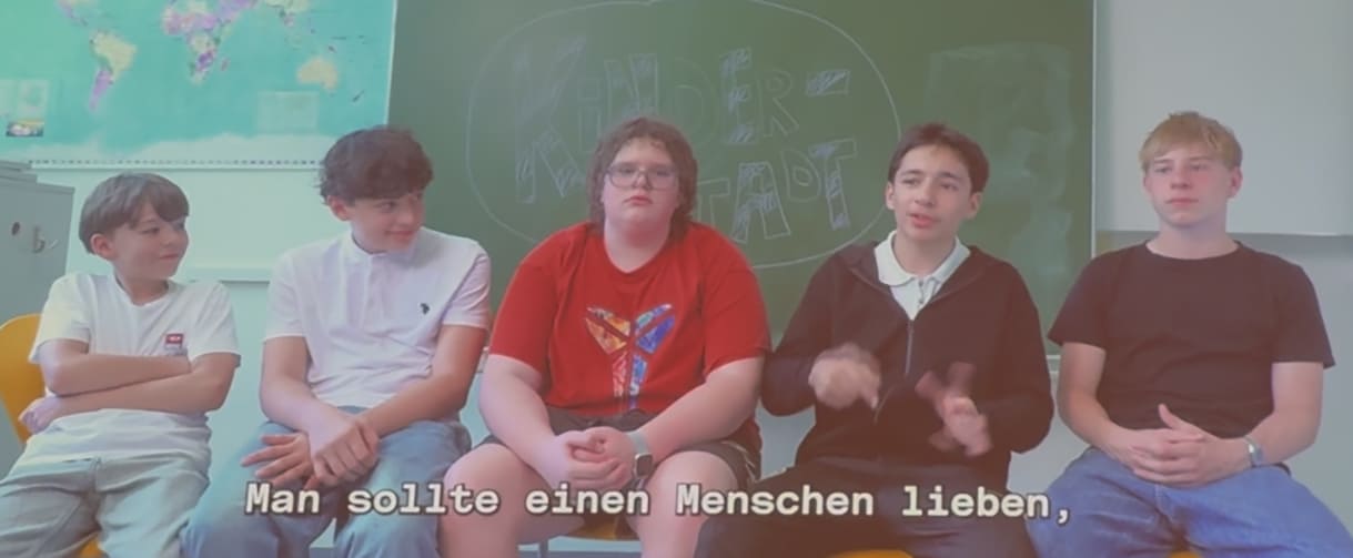 Schüler:innen aus den Videos, in denen sie über die Stücktexte und die themen dahinter sprachen