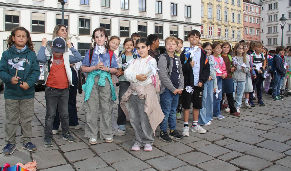 Friedensbewegte Kinder und Jugendliche in der Wiener Innenstadt