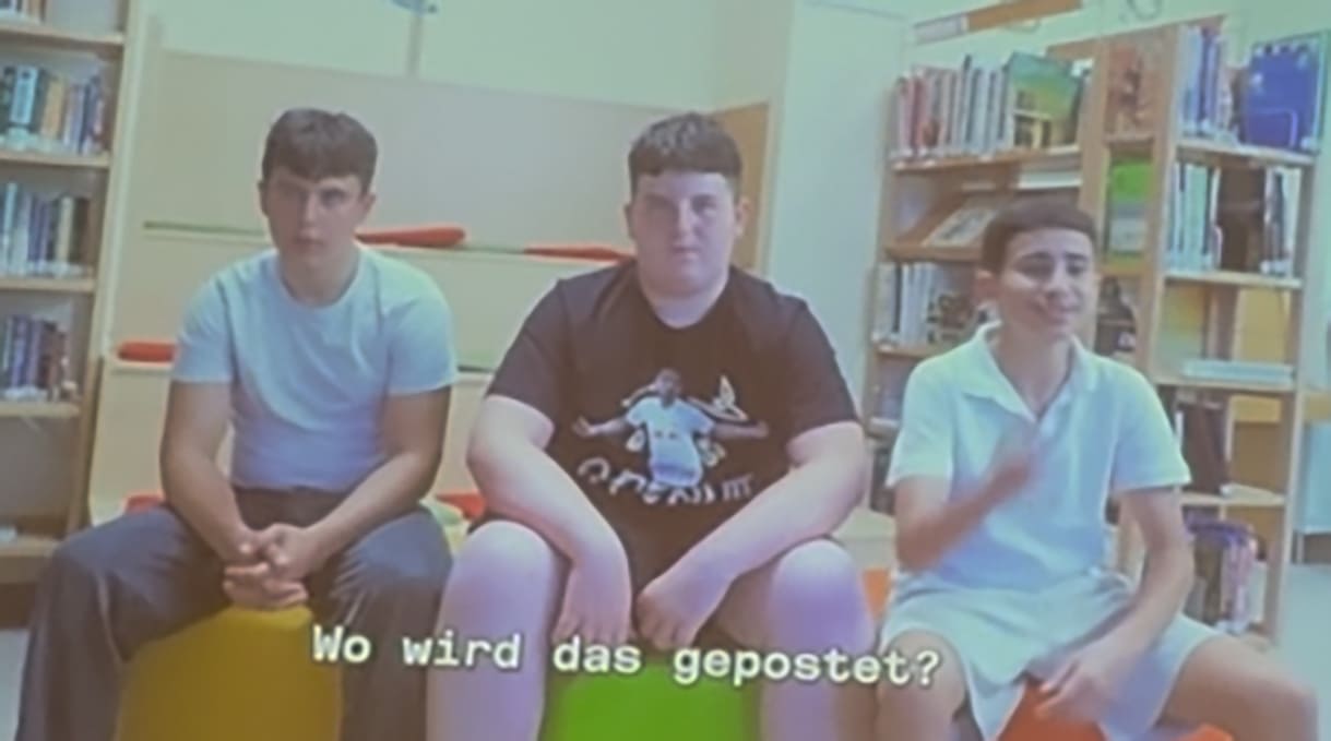 Schüler:innen aus den Videos, in denen sie über die Stücktexte und die themen dahinter sprachen