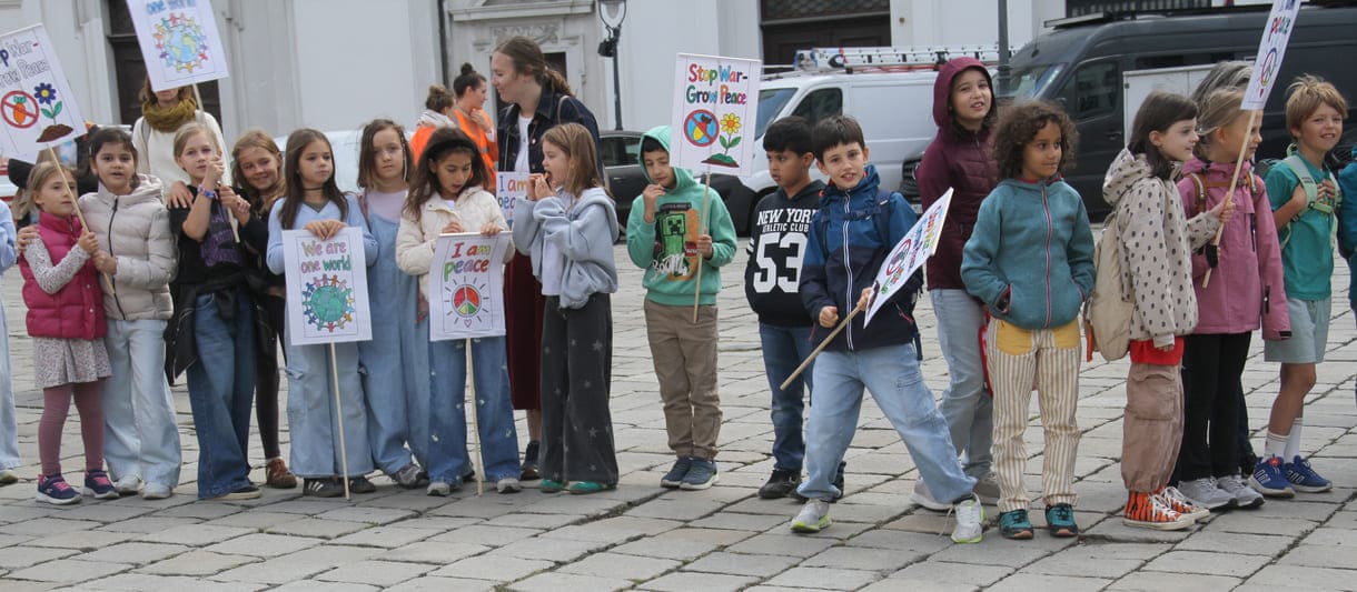 Friedensbewegte Kinder und Jugendliche in der Wiener Innenstadt